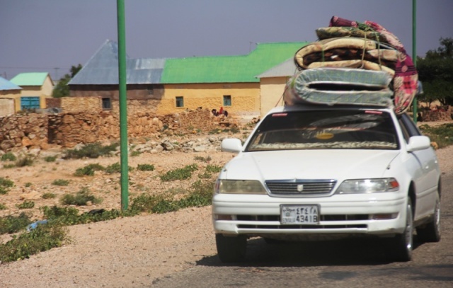 Somalis carry personal belongings on a car as they flee from their neighborhood in Galkayo. [Photo: Archive]