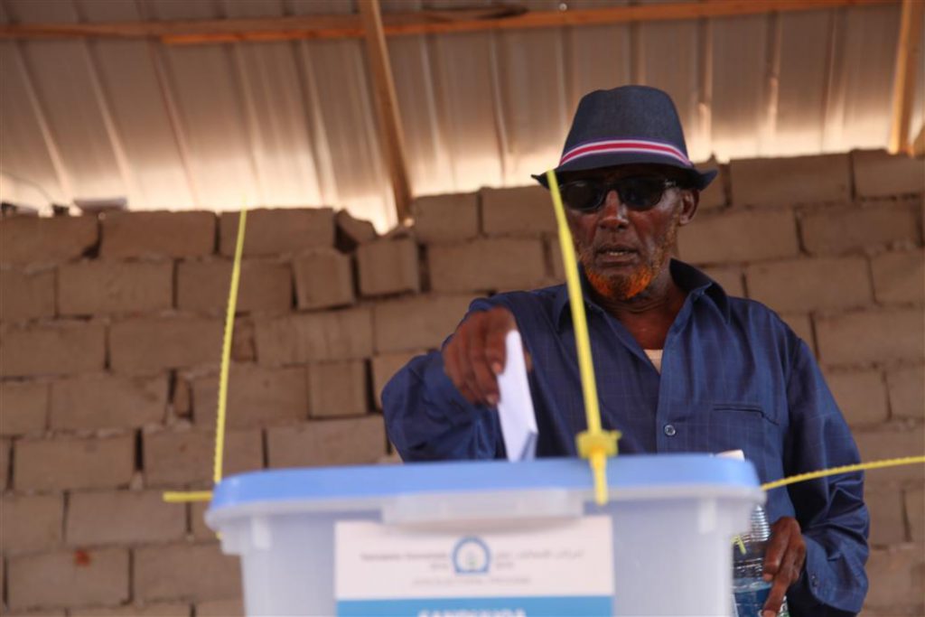 A man delegate casts his vote during the electoral process to choose members of the lower house of the Somali parliament in Kismayo. [Photo: Puntland Mirror]