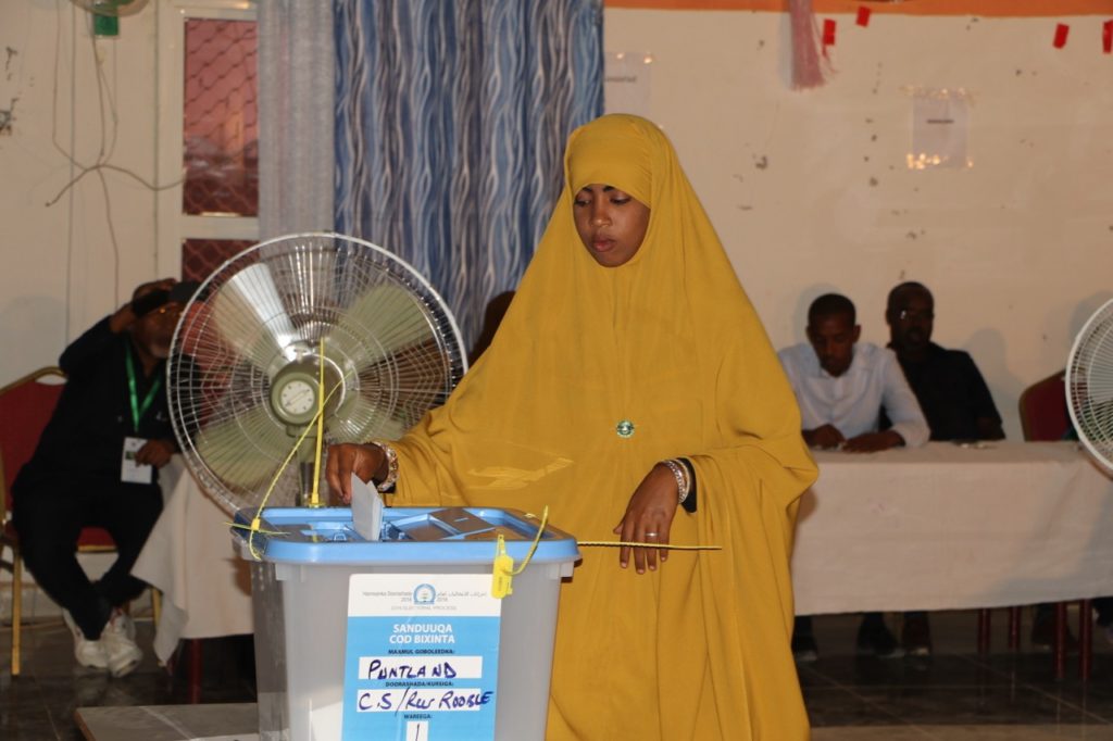 A woman delegate casts her vote during the electoral process to choose members of the lower house of the Somali parliament in Garowe. [Photo Credit: Sahan Online]