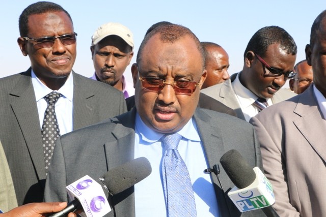 Madaxweynaha dowladda Puntland Cabdiweli oo saxaafada kula hadlayay garoonka diyaaradaha. {Xuquuqda Sawirka: xafiiska warfaafinta madaxtooyada Puntland]