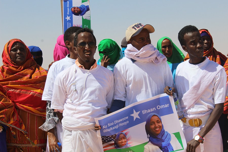 Dad soo dhaweynaya Ilhaan Cumar oo wata boorar ay ku qoranyihiin “kusoo dhawoow gurigaaga”.  [Xuquuqda Sawirka: Puntland Post]