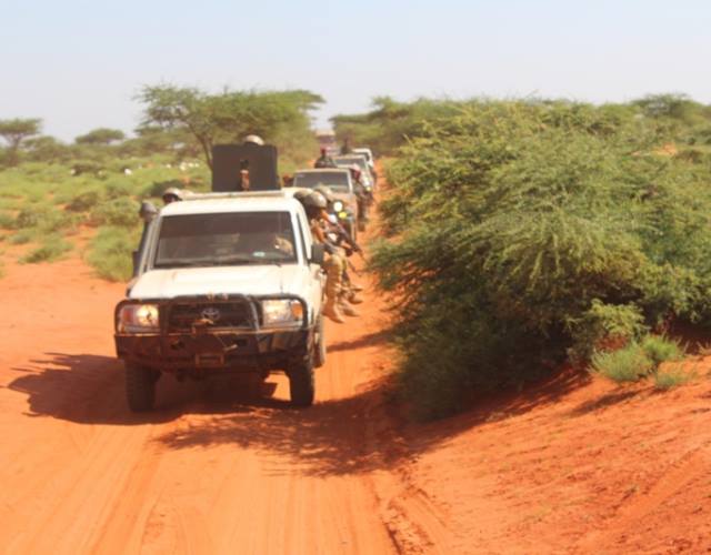 Puntland oo ciidamo u dirtay degmada Galdogob si ay u ilaaliyaan maxkamada gacanta ku haysa kiiska kufsiga ah. [ Sawirka: Cabdirashiid Maxamed Xirsi/Facebook]]