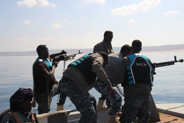 Puntland oo ciidamada badda u dirtay xeebaha gobolka Bari si ay u sii daayaan markab ganacsi oo ay afduubteen burcadbadeeda Soomaaliya. [Sawirka: Archive]