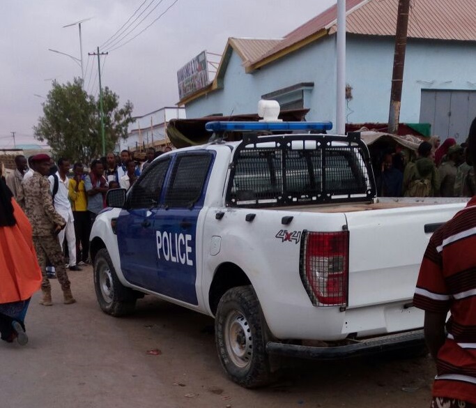 A police car stands guard as traders, who were prevented from entering the town to conduct demonstration. [Photo: Puntland Mirror]