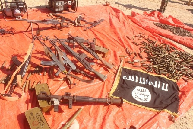 Puntland army soldiers displayed seized weapons that belonging to ISIS fighters who was pushed out of Qandala coasta town in December last year. [Photo: Puntland Mirror]