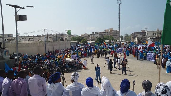 Hundreds take to the streets in Mogadishu to support Somalia’s new PM. [Photo Credit: Radio Dalsan]