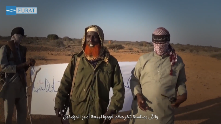 Cabdiqaadir Muumin hoggaamiyaha ISIS ee Puntland oo khudbad u jeedinaya dagaalyahanada meel kutaala gobolka Bari ee Puntland bartamihii bishii April, 2016-kii. [Sawirka: screenshot]