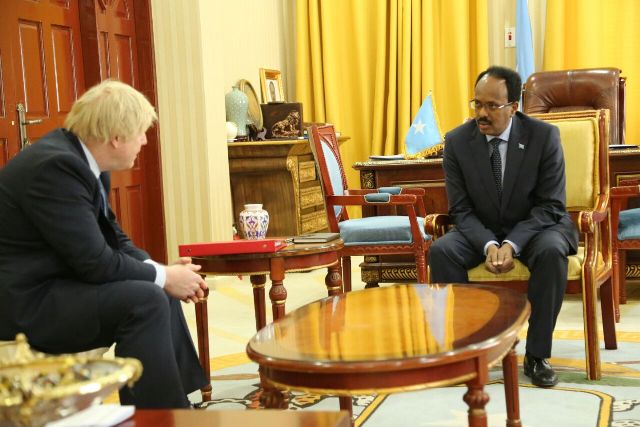 President Mohamed Abdullahi Farmajo receiving Britain’s Foreign Secretary in the Presidential place (Villa Somalia). [Photo Credit: Radio Mogadishu] 