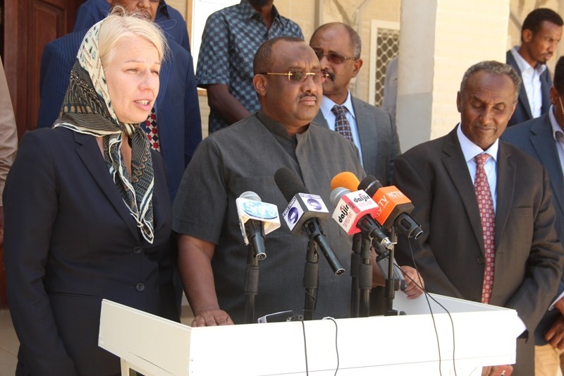 Puntland President Abdiweli Mohamed Ali, and Finland ambassador to Somalia Tarja Fernandez speaking to the reporters in Garowe. [Photo: Presidency Press Office]