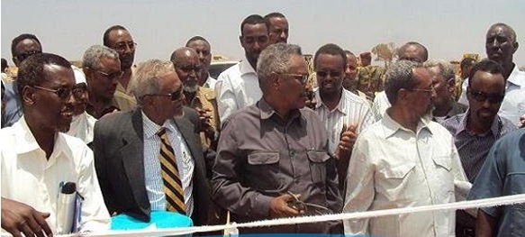 From left: former minister of aviation and iraports Amed Elmi Osman (Karaash), former President Abdirahman Mohamed Mohamoud (Faroole) and Hon. Haji Abdi Yousuf Shuluco in the inauguration of Garowe Airport on August 17, 2010. [Photo Credit: Dunida Online] 